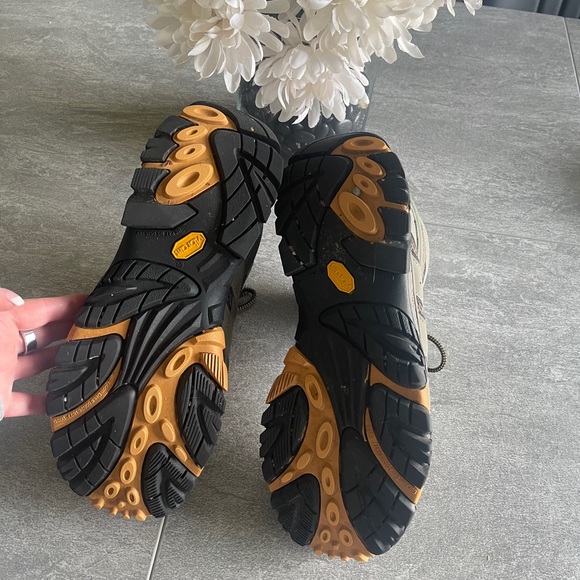 Gently used Merrell men’s shoes - Picture 6 of 9